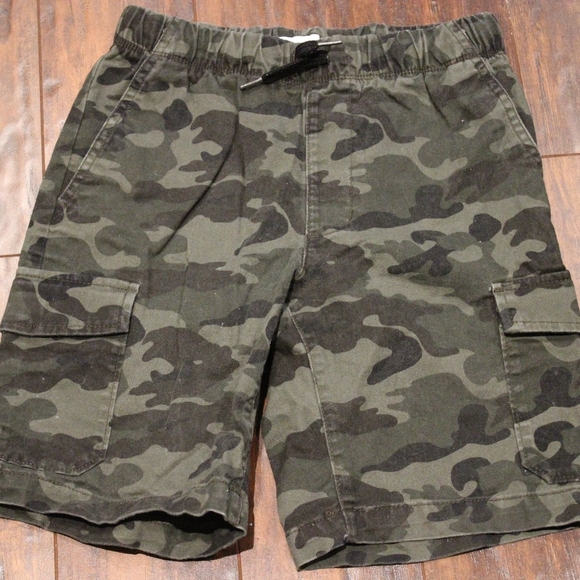 3/$20 🏷 Old Navy Camo Cargo Shorts Size 10/12 - Picture 2 of 2